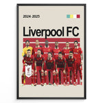 Load image into Gallery viewer, Holdfoto | Liverpool FC fodboldplakat 2024-2025 med røde spillertrøjer og ikonisk klubdesign – en stærk plakat til ægte fans.
