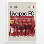 Load image into Gallery viewer, Holdfoto | Liverpool FC fodboldplakat 2024-2025 med røde spillertrøjer og ikonisk klubdesign – en stærk plakat til ægte fans.
