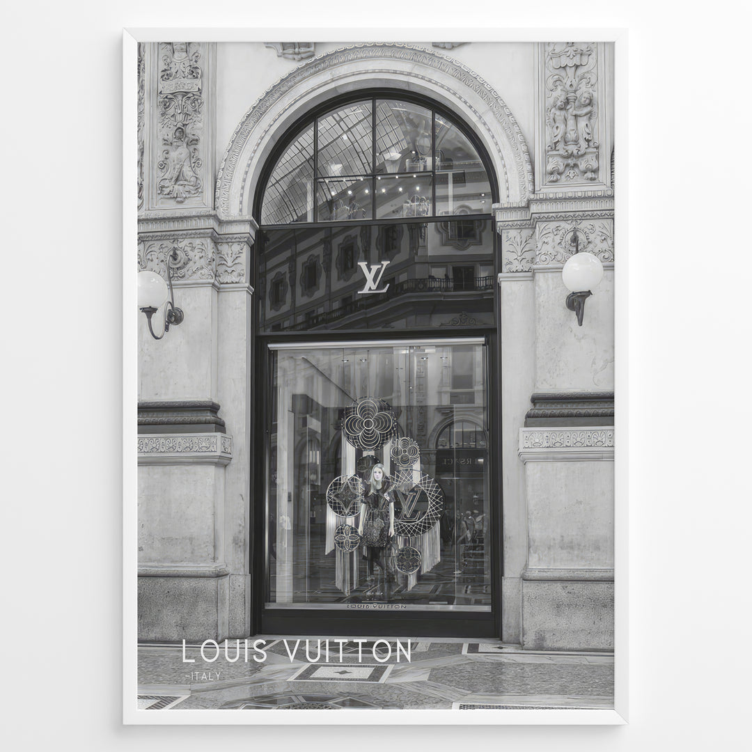 Fashion Plakat | Louis Vuitton Storefront – Galleria Vittorio Emanuele II, Milan Plakaty.dk | Black and white image of the Louis Vuitton store in Milan's Galleria Vittorio Emanuele II, showing ornate architecture, a large arched entrance, and a designer window display.