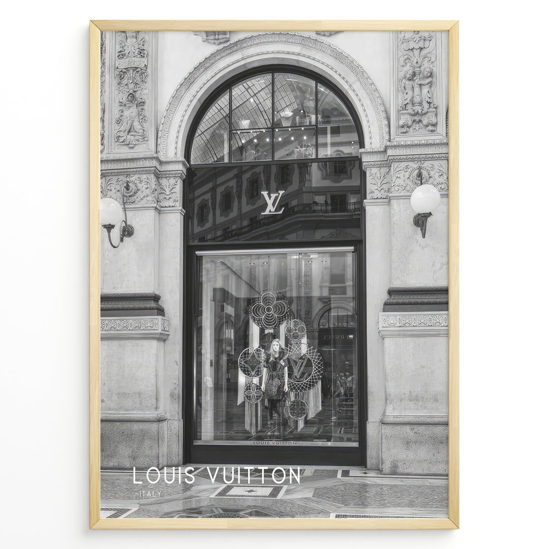 Fashion Plakat | Louis Vuitton Storefront – Galleria Vittorio Emanuele II, Milan Plakaty.dk | Black and white image of the Louis Vuitton store in Milan's Galleria Vittorio Emanuele II, showing ornate architecture, a large arched entrance, and a designer window display.