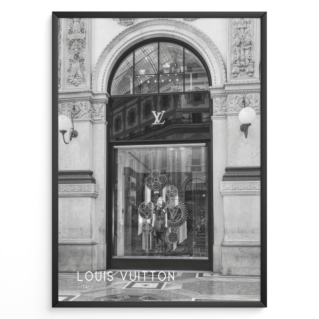 Fashion Plakat | Louis Vuitton Storefront – Galleria Vittorio Emanuele II, Milan Plakaty.dk | Black and white image of the Louis Vuitton store in Milan's Galleria Vittorio Emanuele II, showing ornate architecture, a large arched entrance, and a designer window display.