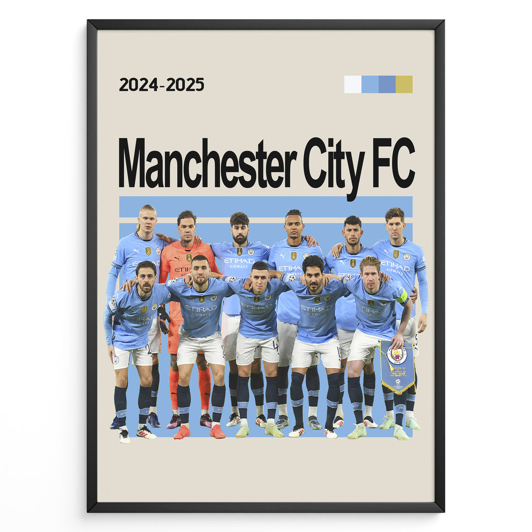 Manchester City FC holdfoto plakat | Spillerne står i lyseblå hjemmebanetrøjer 2024-2025 med intense udtryk og holdskjold.