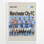 Load image into Gallery viewer, Manchester City FC holdfoto plakat | Spillerne står i lyseblå hjemmebanetrøjer 2024-2025 med intense udtryk og holdskjold.
