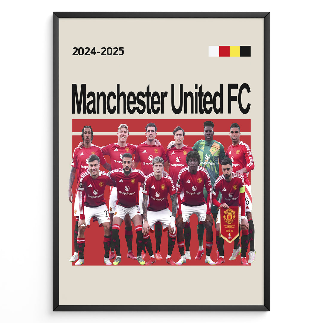 Manchester United FC holdfoto plakat | Spillerne i røde hjemmebanetrøjer 2024-2025 med holdskjold foran og fokuserede udtryk.