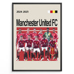 Load image into Gallery viewer, Manchester United FC holdfoto plakat | Spillerne i røde hjemmebanetrøjer 2024-2025 med holdskjold foran og fokuserede udtryk.

