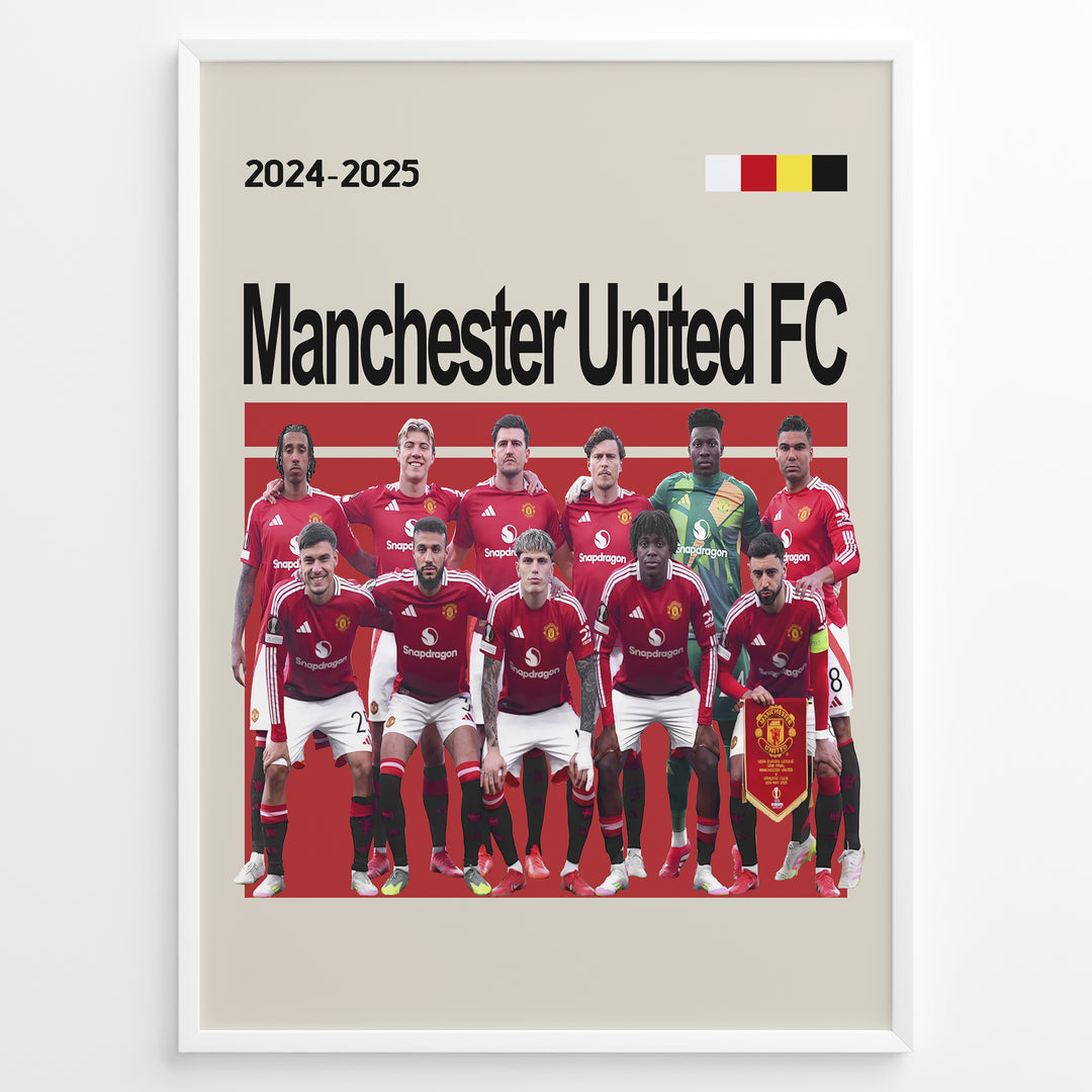 Manchester United FC holdfoto plakat | Spillerne i røde hjemmebanetrøjer 2024-2025 med holdskjold foran og fokuserede udtryk.