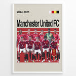 Load image into Gallery viewer, Manchester United FC holdfoto plakat | Spillerne i røde hjemmebanetrøjer 2024-2025 med holdskjold foran og fokuserede udtryk.

