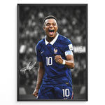 Load image into Gallery viewer, Kylian Mbappé plakat i Frankrigs landsholdstrøje med moderne sort-hvid baggrund og blå detaljer
