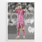 Load image into Gallery viewer, plakat of Lionel Messi in pink Inter Miami jersey pointing forward, with printed signature and black-and-white background.
