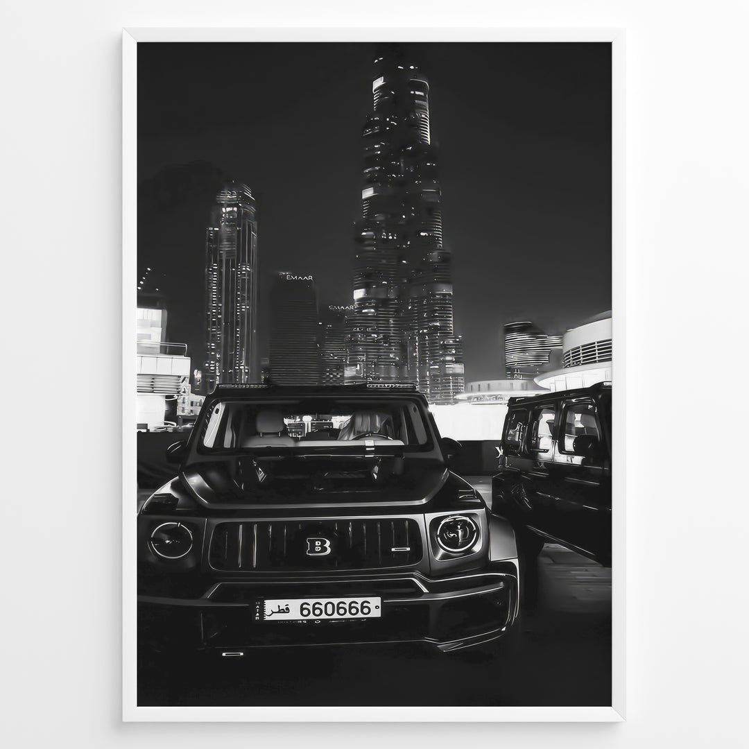 Fashion Plakat | Midnight Luxury – Brabus G-Wagon in Dubai Plakaty.dk | Black and white photo of a Brabus G-Wagon parked in front of the Dubai skyline at night, with skyscrapers like Burj Khalifa and EMAAR towers in the background.