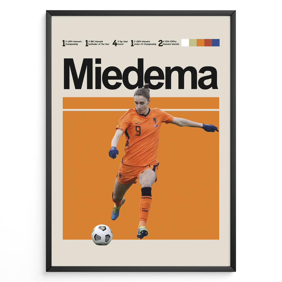 Vivianne Miedema Kvinde fodbold plakater | Holland landsholdstrøje i orange med fokus og boldkontrol – perfekt til fans af kvindefodbold og Oranje