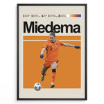 Load image into Gallery viewer, Vivianne Miedema Kvinde fodbold plakater | Holland landsholdstrøje i orange med fokus og boldkontrol – perfekt til fans af kvindefodbold og Oranje
