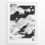 Load image into Gallery viewer, Japanske plakater | Minimalist black and white wave illustration inspired by Hokusai&#39;s Great Wave, framed as a modern poster with Japanese text at the bottom.

