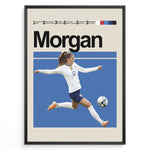 Load image into Gallery viewer, Alex Morgan plakat | USA landsholdstrøje i hvid og blå under kraftfuldt spark – ideel til fans af kvindefodbold og amerikansk sport
