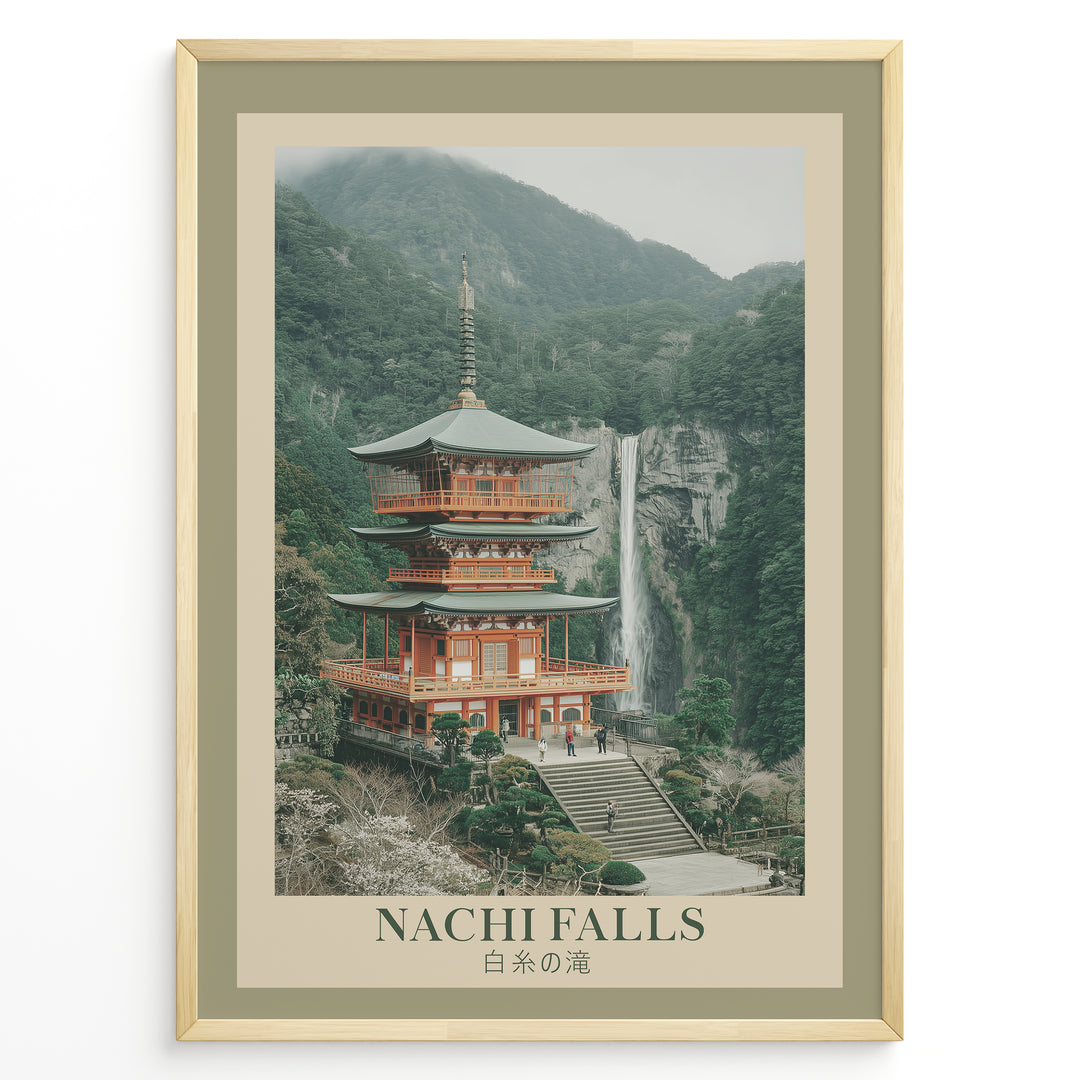 Japanske plakater | Poster of Seiganto-ji Temple with Nachi Falls in the background, surrounded by lush green mountains and traditional Japanese landscaping.