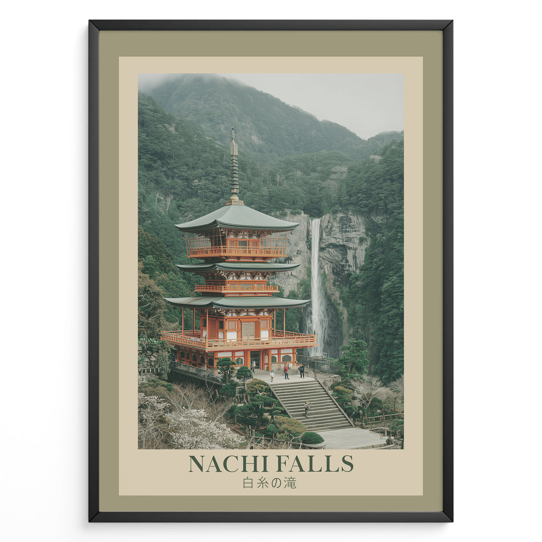 Japanske plakater | Poster of Seiganto-ji Temple with Nachi Falls in the background, surrounded by lush green mountains and traditional Japanese landscaping.