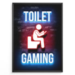 Load image into Gallery viewer, Toilet Gaming plakat | Neonmotiv af person på toilet med controller – sjov gamingkunst til badeværelset eller gamerhjørnet
