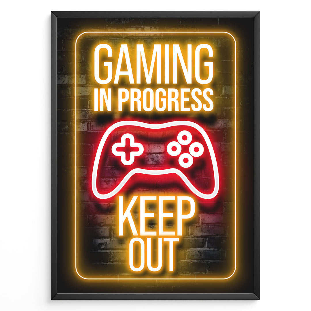 Gaming in Progress gaming plakat | Neon gul og rød plakat med controller og advarselsbudskab – gaming plakater fra Plakaty.dk