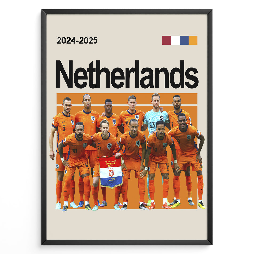 Netherlands holdfoto plakat | Hollandsk landshold 2024-2025 i orange hjemmebanetrøjer med holdskjold og stærke udtryk.