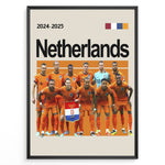 Load image into Gallery viewer, Netherlands holdfoto plakat | Hollandsk landshold 2024-2025 i orange hjemmebanetrøjer med holdskjold og stærke udtryk.
