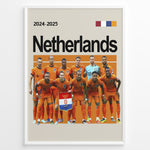 Load image into Gallery viewer, Netherlands holdfoto plakat | Hollandsk landshold 2024-2025 i orange hjemmebanetrøjer med holdskjold og stærke udtryk.
