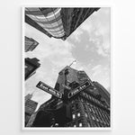 Load image into Gallery viewer, Fashion Plakat | New York City Street View – Fifth Avenue and East 40th Street in Black and White Plakaty.dk | Black and white photo of the Fifth Avenue and East 40th Street intersection in New York City with towering skyscrapers and a streetlamp
