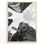 Load image into Gallery viewer, Fashion Plakat | New York City Street View – Fifth Avenue and East 40th Street in Black and White Plakaty.dk | Black and white photo of the Fifth Avenue and East 40th Street intersection in New York City with towering skyscrapers and a streetlamp
