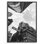 Load image into Gallery viewer, Fashion Plakat | New York City Street View – Fifth Avenue and East 40th Street in Black and White Plakaty.dk | Black and white photo of the Fifth Avenue and East 40th Street intersection in New York City with towering skyscrapers and a streetlamp
