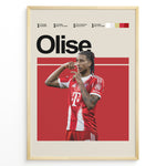 Load image into Gallery viewer, Michael Olise fodbold plakat i Bayern Münchens røde hjemmebanetrøje med moderne stilrent design
