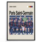 Load image into Gallery viewer, Paris Saint-Germain holdfoto plakat | PSG 2024-2025 i mørkeblå hjemmebanetrøjer med røde og hvide striber og spillere i klar formation.
