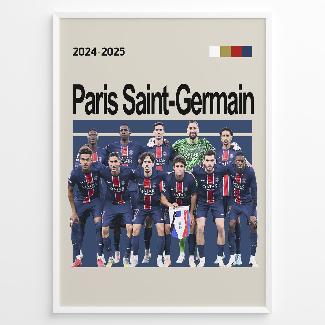 Paris Saint-Germain holdfoto plakat | PSG 2024-2025 i mørkeblå hjemmebanetrøjer med røde og hvide striber og spillere i klar formation.