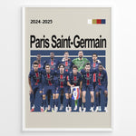 Load image into Gallery viewer, Paris Saint-Germain holdfoto plakat | PSG 2024-2025 i mørkeblå hjemmebanetrøjer med røde og hvide striber og spillere i klar formation.

