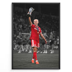 Load image into Gallery viewer, Pernille Harder i Bayern München-trøje med et trofæ på en stilfuld sort-hvid fodboldplakat.
