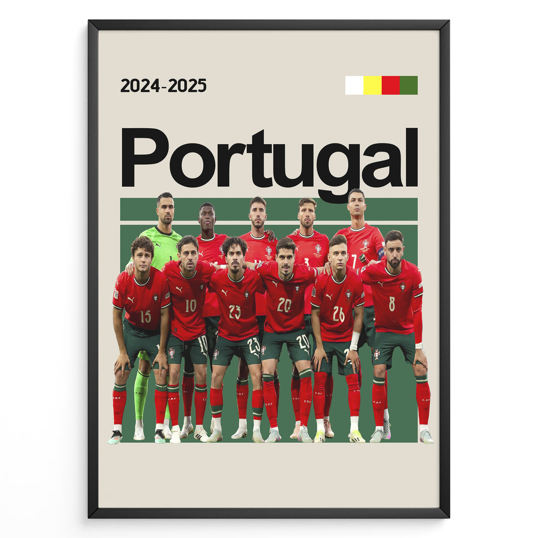 Portugal holdfoto plakat | Portugal 2024-2025 iført røde trøjer og grønne shorts, hele holdet samlet til kamp med ikonisk selvsikkerhed.