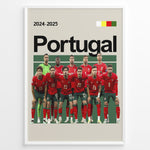 Load image into Gallery viewer, Portugal holdfoto plakat | Portugal 2024-2025 iført røde trøjer og grønne shorts, hele holdet samlet til kamp med ikonisk selvsikkerhed.
