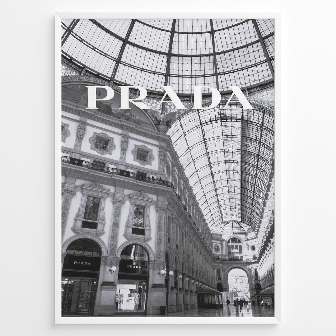Fashion Plakat | Prada Boutique in Galleria Vittorio Emanuele II – Milan, Italy Plakaty.dk | Black and white photo of the Prada store inside the Galleria Vittorio Emanuele II in Milan, showcasing ornate architecture and a large glass-domed ceiling.