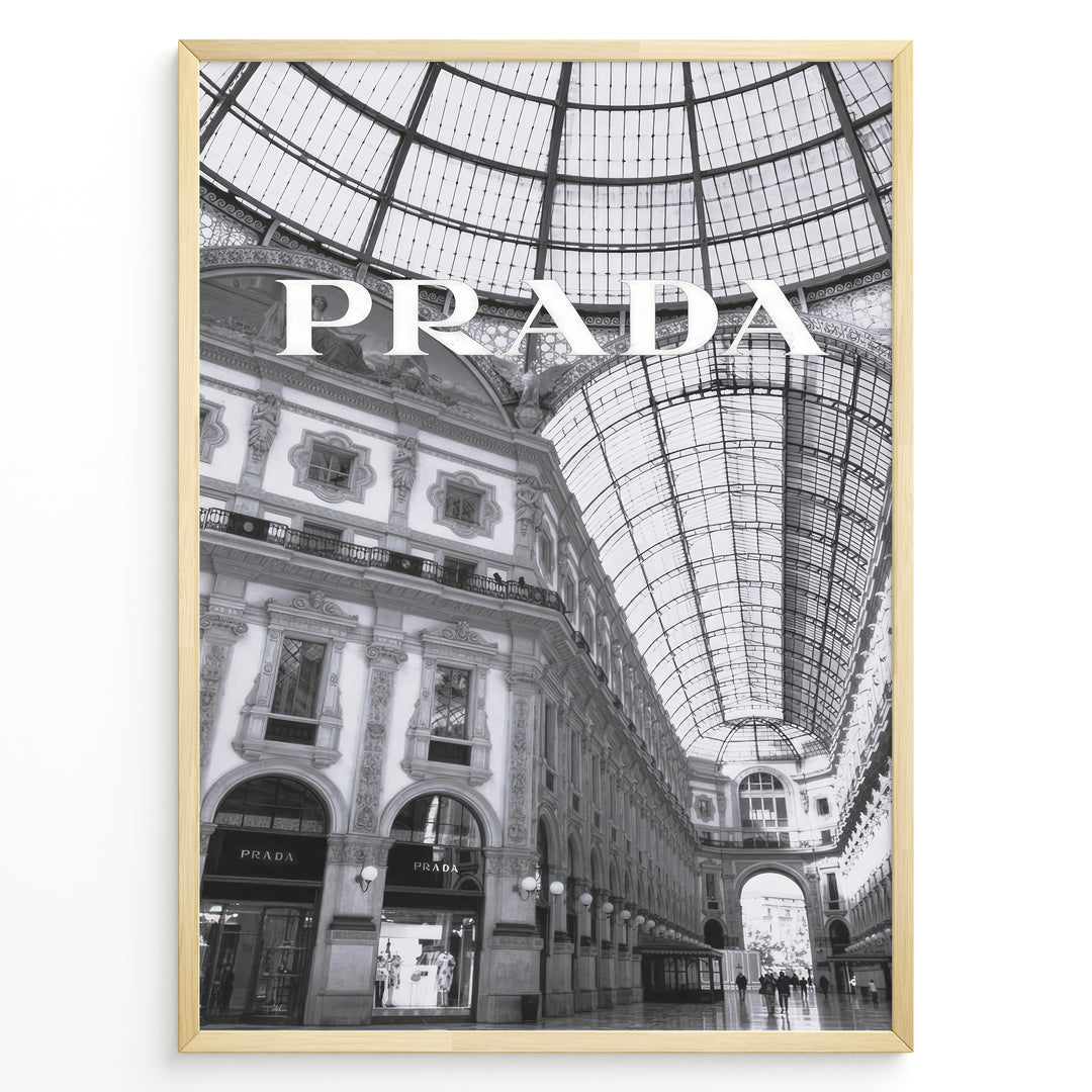 Fashion Plakat | Prada Boutique in Galleria Vittorio Emanuele II – Milan, Italy Plakaty.dk | Black and white photo of the Prada store inside the Galleria Vittorio Emanuele II in Milan, showcasing ornate architecture and a large glass-domed ceiling.