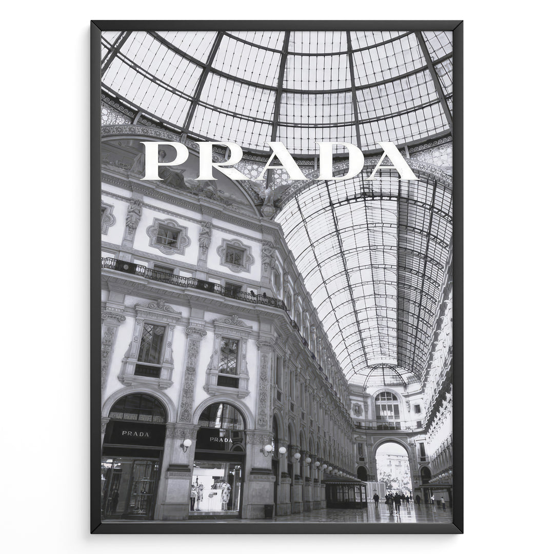 Fashion Plakat | Prada Boutique in Galleria Vittorio Emanuele II – Milan, Italy Plakaty.dk | Black and white photo of the Prada store inside the Galleria Vittorio Emanuele II in Milan, showcasing ornate architecture and a large glass-domed ceiling.