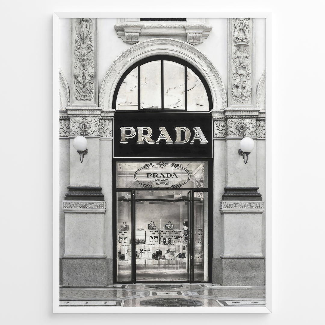 Fashion Plakat | Prada Storefront Wall Art – Italian Luxury Boutique Print Plakaty.dk | Black and white photo of the Prada Milano storefront with arched windows and detailed classical architecture.