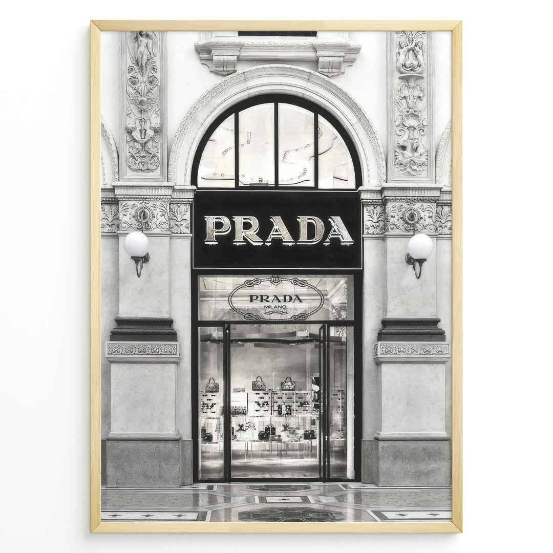 Fashion Plakat | Prada Storefront Wall Art – Italian Luxury Boutique Print Plakaty.dk | Black and white photo of the Prada Milano storefront with arched windows and detailed classical architecture.