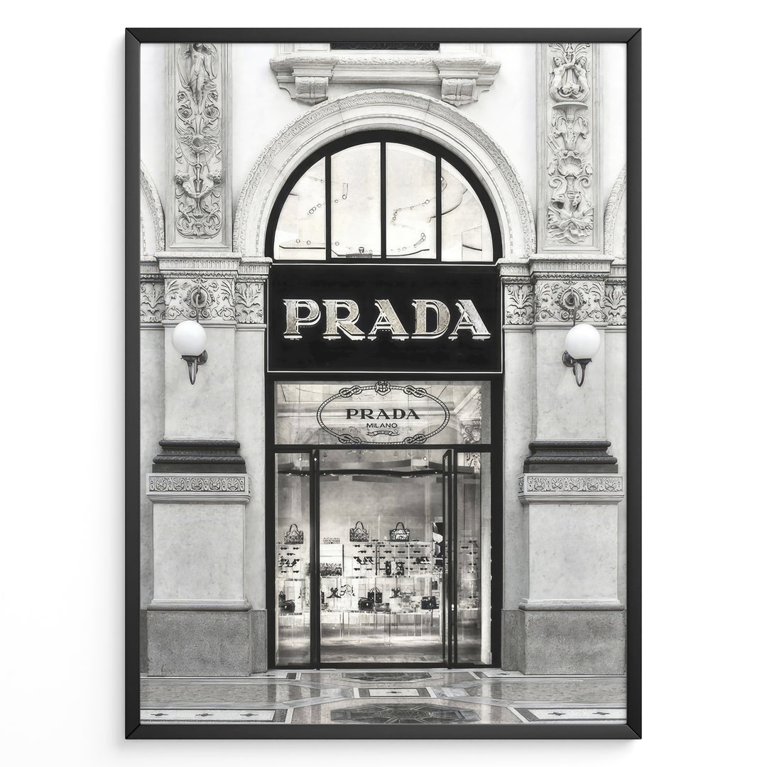 Fashion Plakat | Prada Storefront Wall Art – Italian Luxury Boutique Print Plakaty.dk | Black and white photo of the Prada Milano storefront with arched windows and detailed classical architecture.