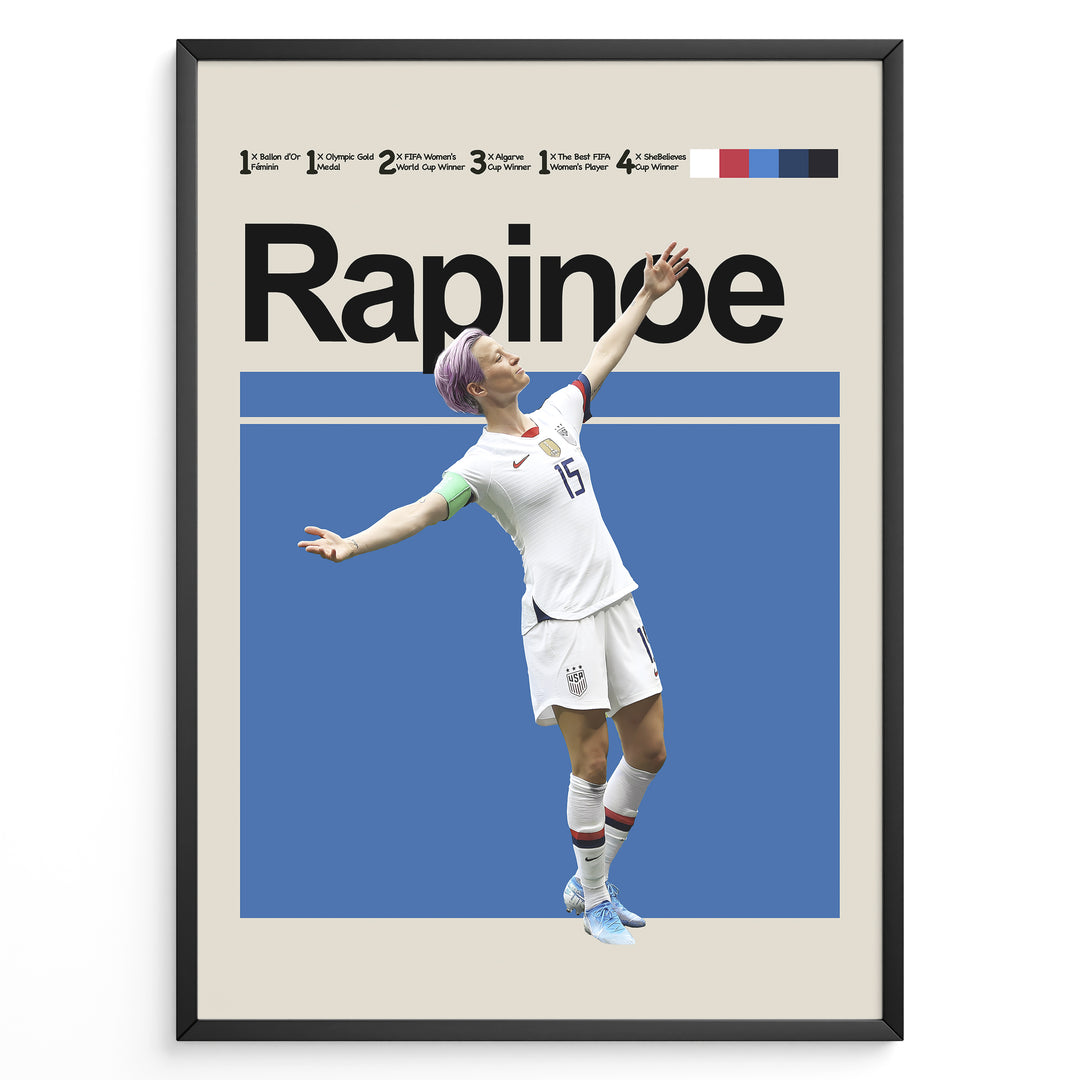 Megan Rapinoe Kvinde fodbold plakater | USA landsholdstrøje i hvid med ikonisk jubelpose og lilla hår – perfekt til fans af kvindefodbold