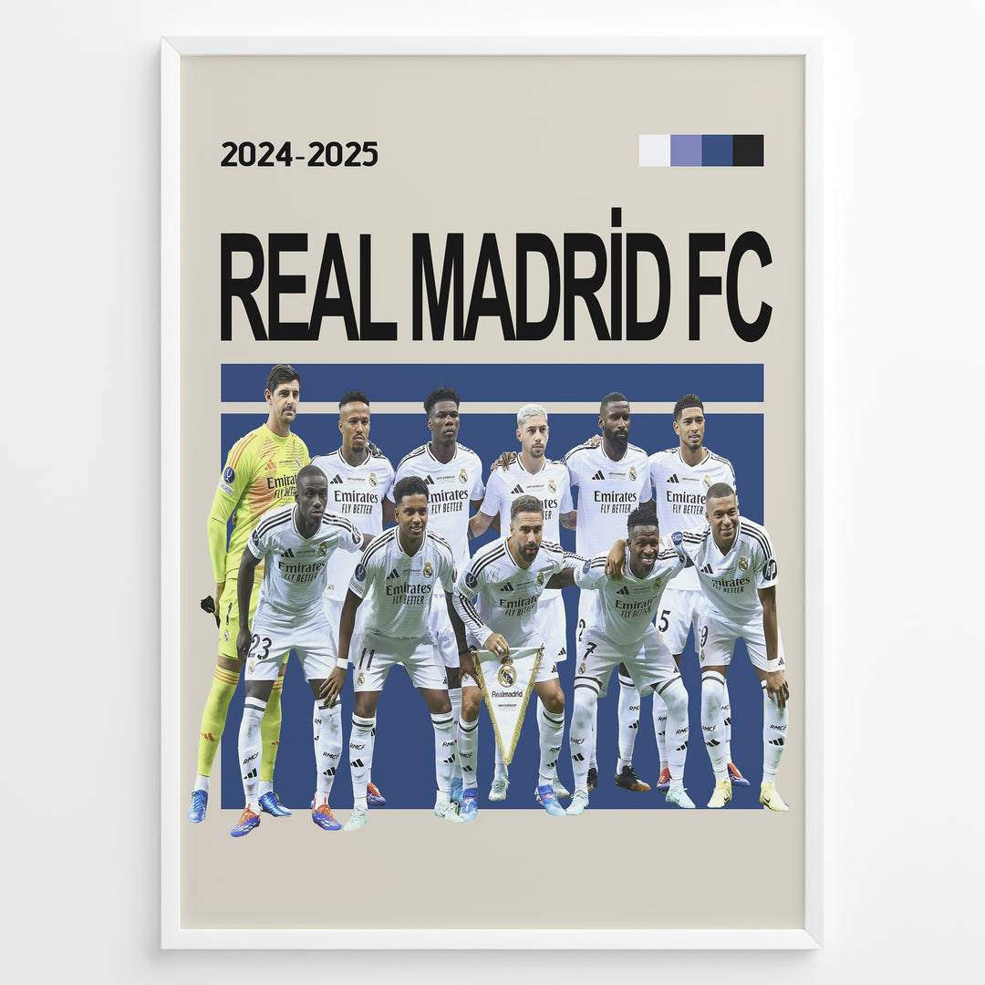 Real Madrid holdfoto plakat | Real Madrid 2024-2025 i hvidt kampkit, samlet i opstilling før kamp – klar til Champions League-triumf.