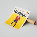Load image into Gallery viewer, Rodrigo fodbold plakat | Spanien landsholdstrøje i rød og blå med boldkontrol og fokus – perfekt til fans af herrefodbold og La Roja
