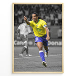 Load image into Gallery viewer, Ronaldinho im ikonischen gelben Brasilien-Trikot mit der Nummer 10 beim Feiern auf dem Fußballplatz. Ein schwarz-weißer Hintergrund hebt die brasilianischen Farben hervor.
