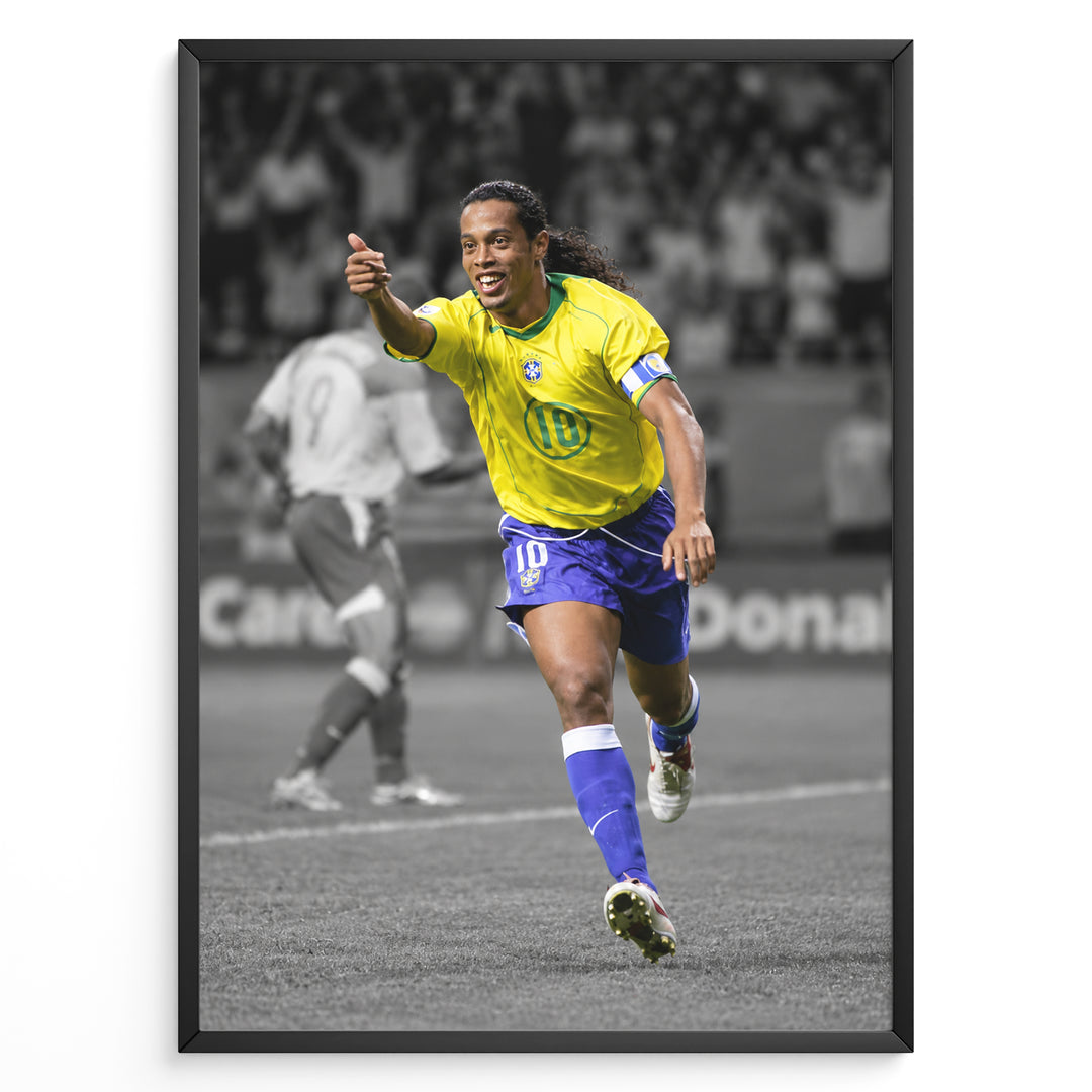 Ronaldinho i den klassiske gule Brasilien-trøje med nummer 10, hvor han løber og fejrer på fodboldbanen. Sort-hvid baggrund med fremhævede brasilianske farver.