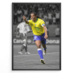 Load image into Gallery viewer, Ronaldinho i den klassiske gule Brasilien-trøje med nummer 10, hvor han løber og fejrer på fodboldbanen. Sort-hvid baggrund med fremhævede brasilianske farver.
