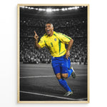 Load image into Gallery viewer, Ronaldo Nazário im ikonischen gelben Brasilien-Trikot mit der Nummer 9 beim Feiern auf dem Fußballplatz. Der schwarz-weiße Stadionhintergrund hebt die brasilianischen Farben hervor.
