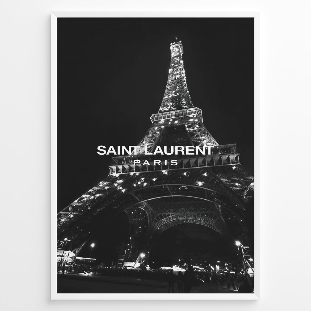 Fashion Plakat | Saint Laurent Eiffel Tower Poster – Black & White Paris Fashion Print Plakaty.dk | Black and white photo of the Eiffel Tower illuminated at night with “Saint Laurent Paris” text overlay, capturing the essence of French fashion and elegance.