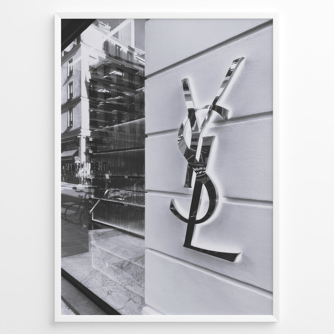 Fashion Plakat | Saint Laurent Paris Storefront – Monochrome Fashion Photography Plakaty.dk | Black and white image of a Saint Laurent Paris storefront featuring the reflective YSL logo on a textured exterior wall with modern architectural details.